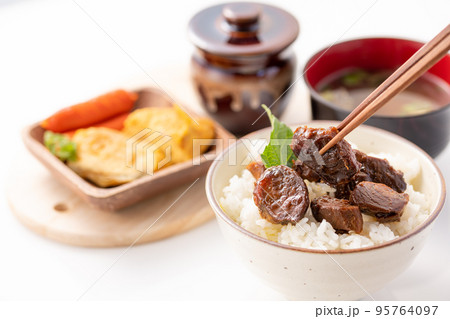 まぐろ料理 まぐろの佃煮（お茶漬けも美味しい）まぐろ茶漬け 95764097