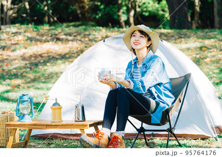 ソロキャンプをする若い女性 95764176