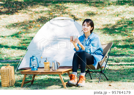 ソロキャンプをする若い女性 95764179