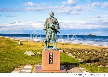 【北海道・稚内市】宗谷岬に立つ間宮林蔵像 10月 【北海道・稚内市】宗谷岬に立つ間宮林蔵像 10月 95764694