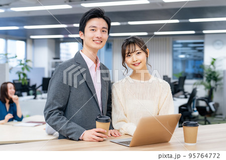 オフィスでミーティングするビジネスグループ オフィスでミーティングするビジネスグループ 95764772