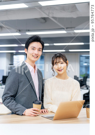 オフィスでミーティングするビジネスグループ オフィスでミーティングするビジネスグループ 95764773