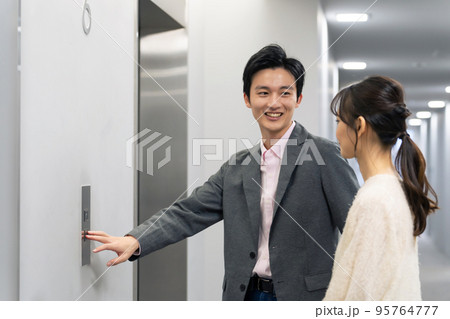 エレベーターに乗る男女 エレベーターに乗る男女 95764777