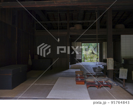 旧中山道　妻籠宿　囲炉裏越しの秋景色 95764843