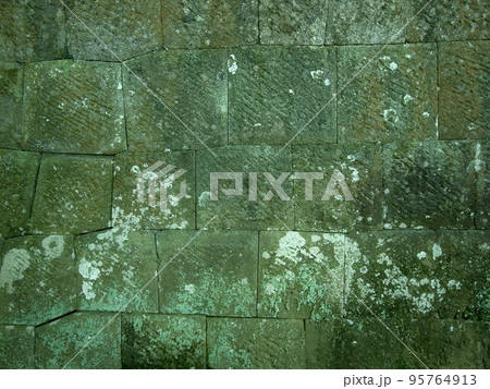 寺の鐘楼の基礎の石組 寺の鐘楼の基礎の石組 95764913