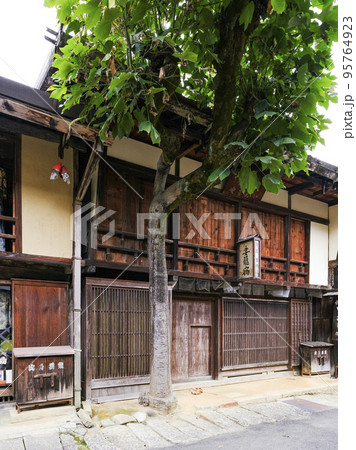 旧中山道　妻籠宿の町並み 95764923