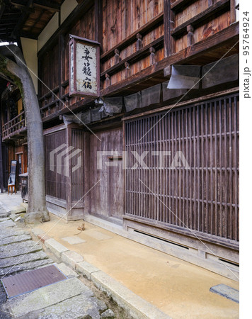旧中山道　妻籠宿の町並み 95764924