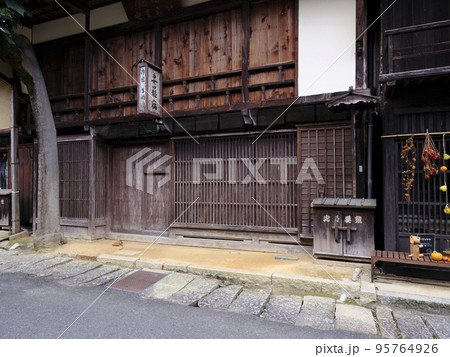 旧中山道　妻籠宿の町並み 95764926