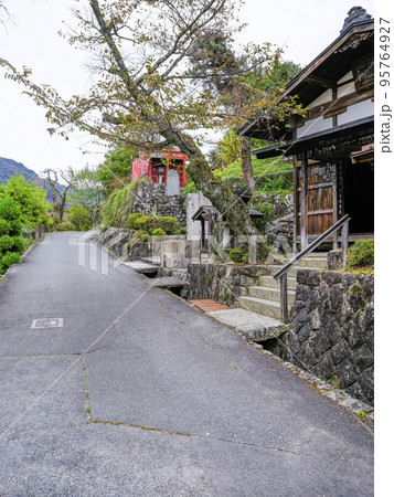 旧中山道　妻籠宿の町並み 95764927