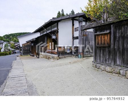 旧中山道　妻籠宿の町並み 95764932