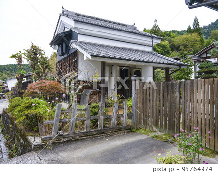 旧中山道　妻籠宿の町並み 95764974