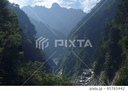 穂高岳飛騨側の峻険な岩壁や岩尾根が連なる滝谷 95765442