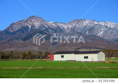 野辺山高原の農場風景　八ヶ岳連峰 95765490