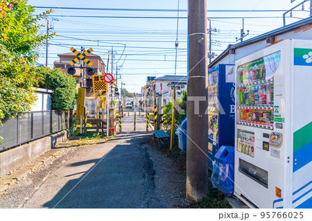 お年寄りのために踏切に置いたベンチと自販機 95766025