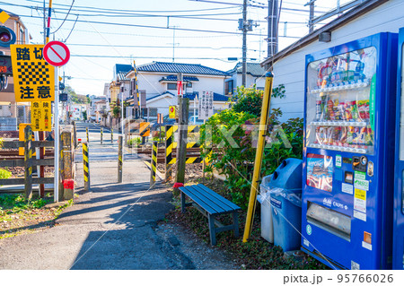 お年寄りのために踏切に置いたベンチと自販機 95766026