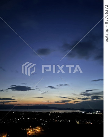 夜空と湖 95766272