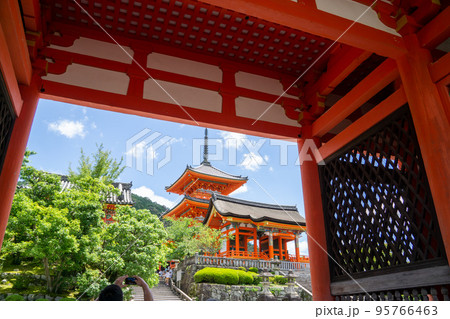 京都府　清水寺仁王門越しに見る西門と三重塔 95766463