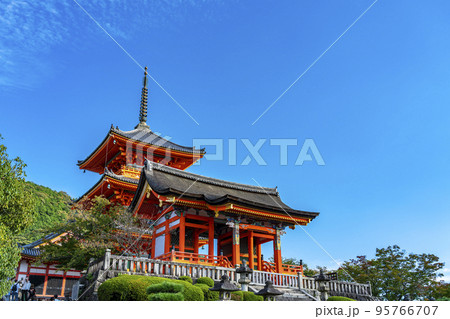 【京都府】清々しい青空が広がる清水寺の西門 95766707