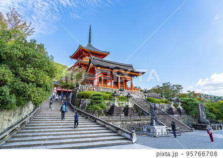 【京都府】清々しい青空が広がる清水寺の西門 95766708