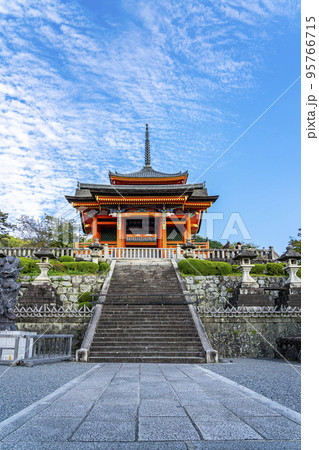 【京都府】綺麗な模様の空が広がる清水寺の西門 【京都府】綺麗な模様の空が広がる清水寺の西門 95766715