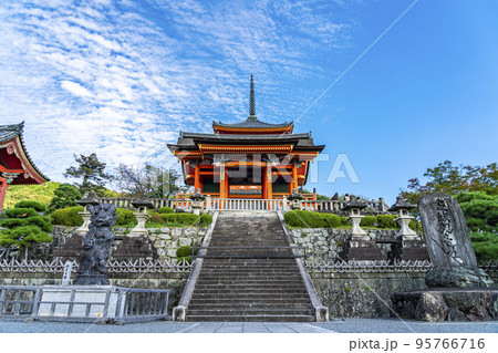 【京都府】綺麗な模様の空が広がる清水寺の西門 95766716