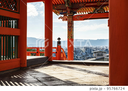 【京都府】清水寺の西門から見える京都の街並み 95766724