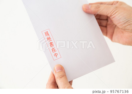 履歴書の封筒を持つスーツ姿のミドル女性 履歴書の封筒を持つスーツ姿のミドル女性 95767136