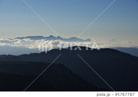 長野県美ヶ原高原アルプス展望コースから見る八ヶ岳と富士山と雲海の景色 95767787