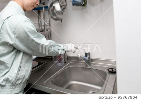 水道のチェックする男性の作業員 水道のチェックする男性の作業員 95767904