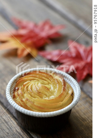 スイートポテトと紅葉の葉 秋のスイーツイメージ スイートポテトと紅葉の葉 秋のスイーツイメージ 95767918