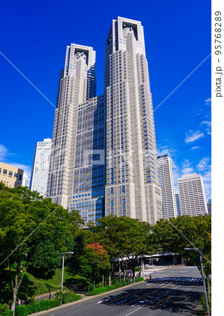 秋晴れの東京都庁舎 95768289