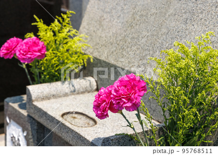 お参りするお墓に備えられた綺麗な花 95768511