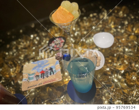 カクテルバーでカクテル デザート カクテルバーでカクテル デザート 95769534