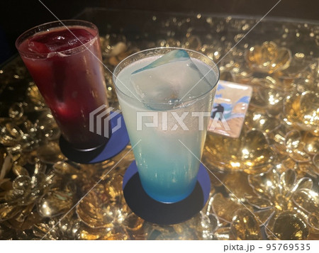 カクテルで乾杯　お洒落なバーにて 95769535