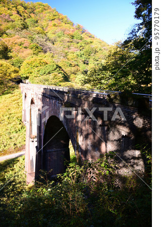 碓氷峠に残る碓氷第三橋梁めがね橋 碓氷峠に残る碓氷第三橋梁めがね橋 95770179
