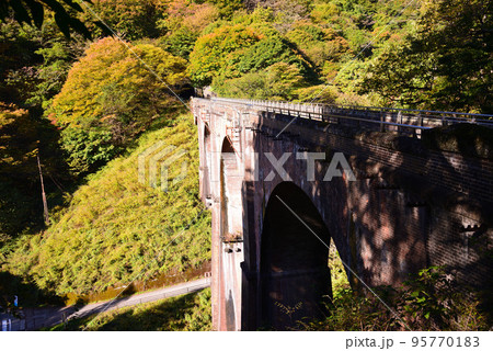 碓氷峠に残る碓氷第三橋梁めがね橋 碓氷峠に残る碓氷第三橋梁めがね橋 95770183