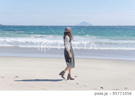 秋の海の綺麗な白い砂浜を歩く女性(静岡県 伊豆 入田浜) 秋の海の綺麗な白い砂浜を歩く女性(静岡県 伊豆 入田浜) 95771056