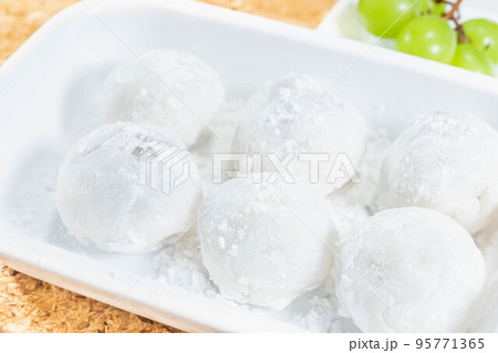 出来上がったシャインマスカット大福 95771365