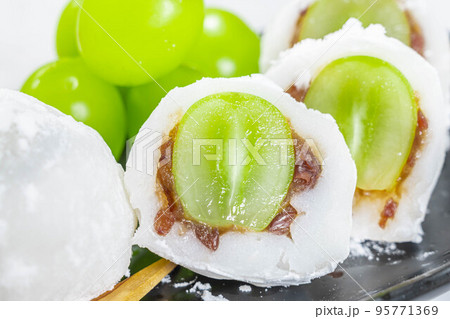 手作りのシャインマスカット大福 手作りのシャインマスカット大福 95771369