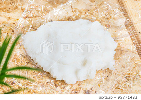 レンチン後混ぜて完成した大福の生地 95771433