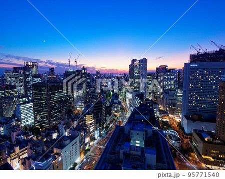 大阪市北区 駅前第3ビルから見る夕暮れの街並み 大阪市北区 駅前第3ビルから見る夕暮れの街並み 95771540