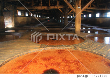 「醤の郷」として公開されている、小豆島の醬油工場：木桶仕込みの様子 95771550