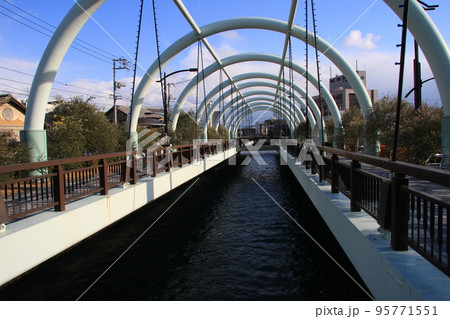 ギネスブックに世界一狭い海峡として認定された、小豆島の土渕海峡 95771551