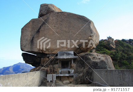 小豆島の小瀬石鎚神社と、御神体の重岩(拡大) 小豆島の小瀬石鎚神社と、御神体の重岩(拡大) 95771557