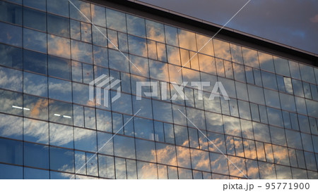 レトロなビルの窓に反射する夕方の空 95771900