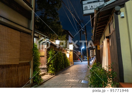 京都府 夜の祇園の路地 京都府 夜の祇園の路地 95771946