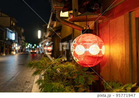 京都府　夜の古都風景　祇園花見小路の提灯 95771947