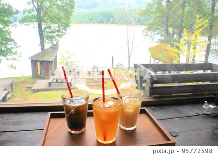 三人の飲み物 三人の飲み物 95772598