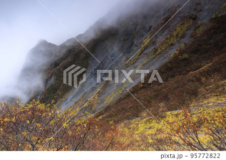 雲がかかり荒々しい鳥取県の秋の伯耆大山 95772822