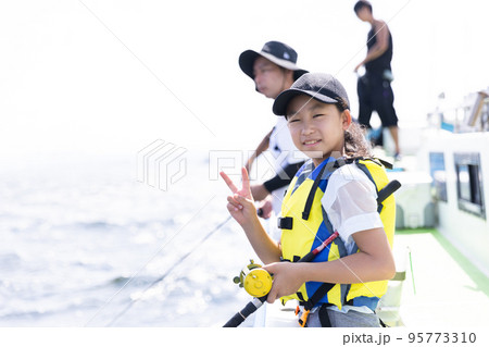 釣りを楽しむ親子 95773310